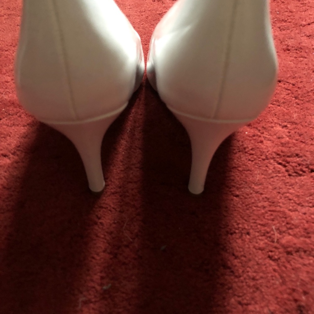 White pumps - Picture 5 of 6